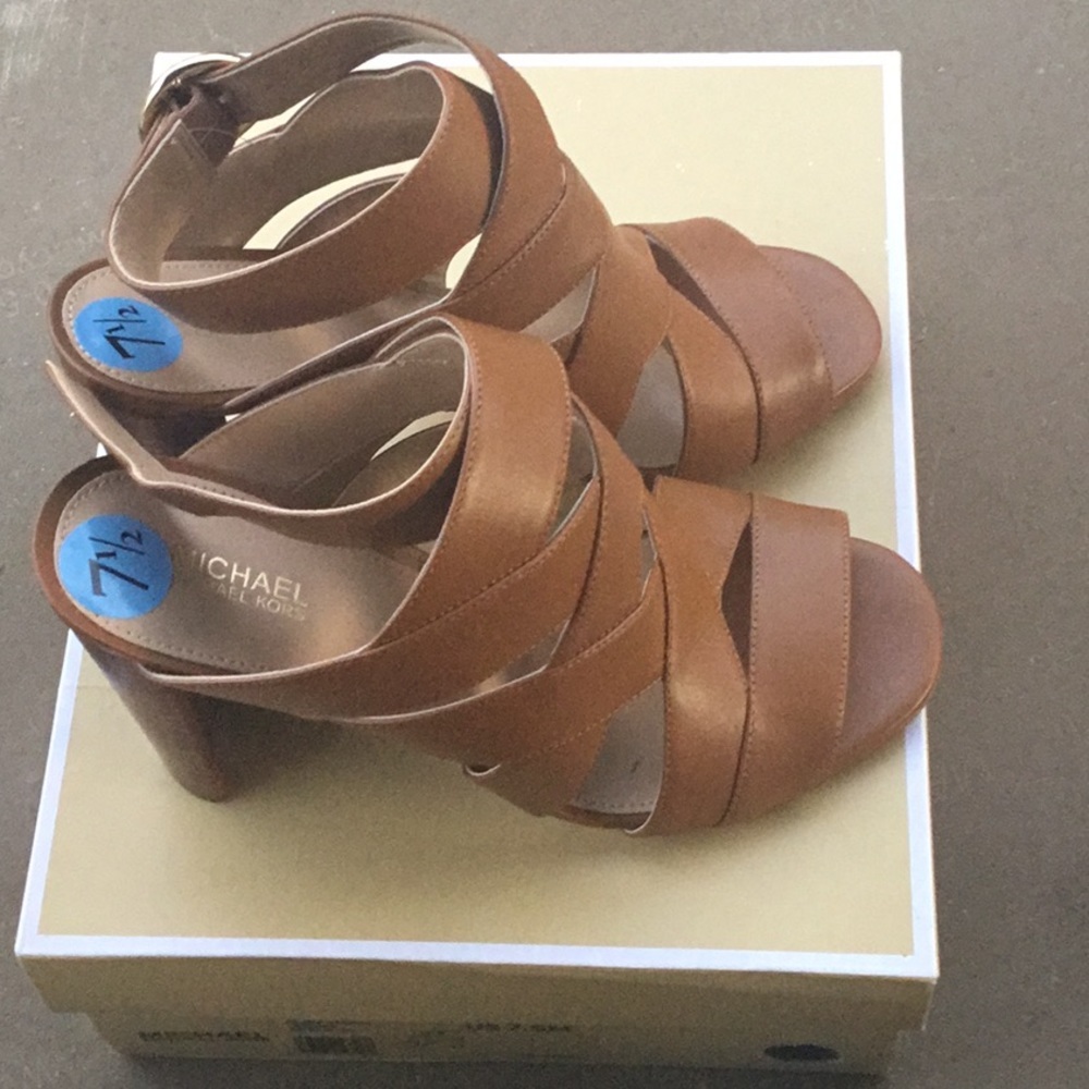 Michael Kors heel shoes - Picture 2 of 8